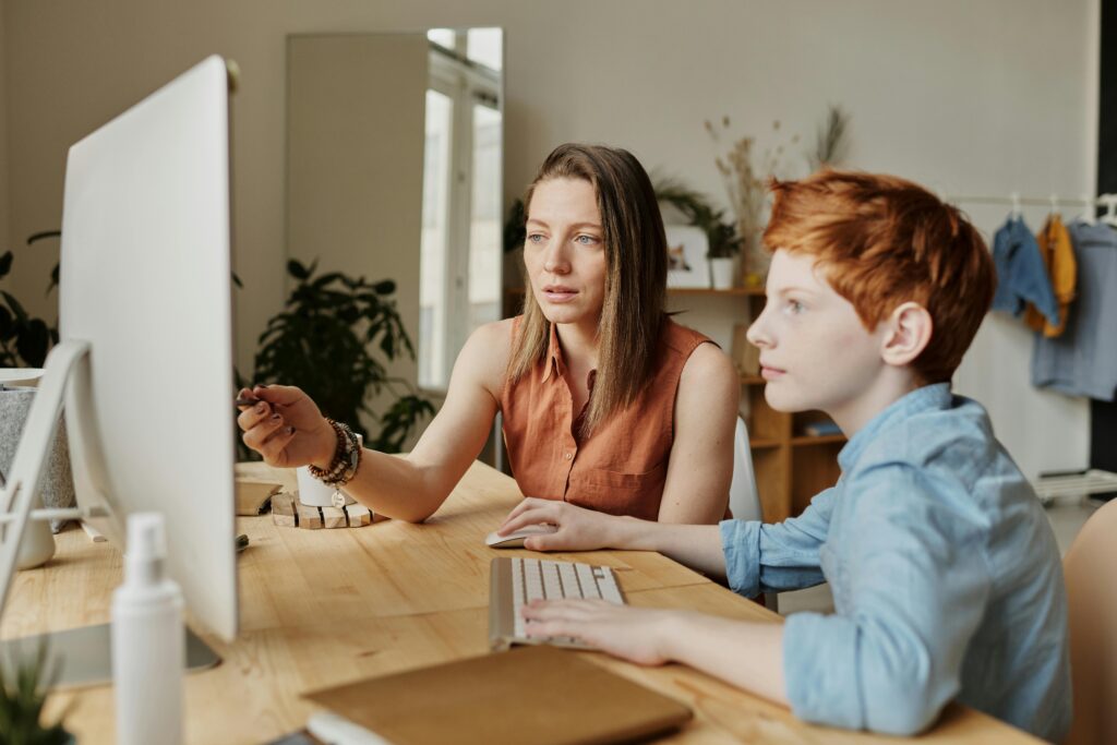 Tecnología y Sociedad: Un Análisis Integral de la Transformación Digital